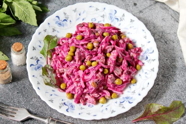 Салат з ялавічынай, бураком, зялёным гарошкам і чырвоным луком