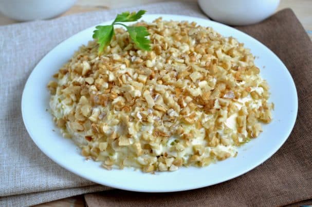 Салат з грецкімі арэхамі