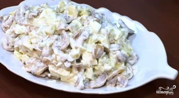 Салат з грыбамі, бульбай і агуркамі