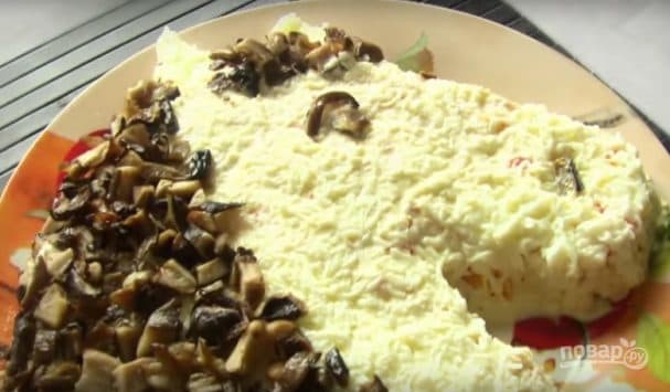 Салат с грибами в форме лошади