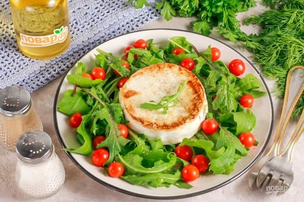 Салат з смаженим камамбером і руколою