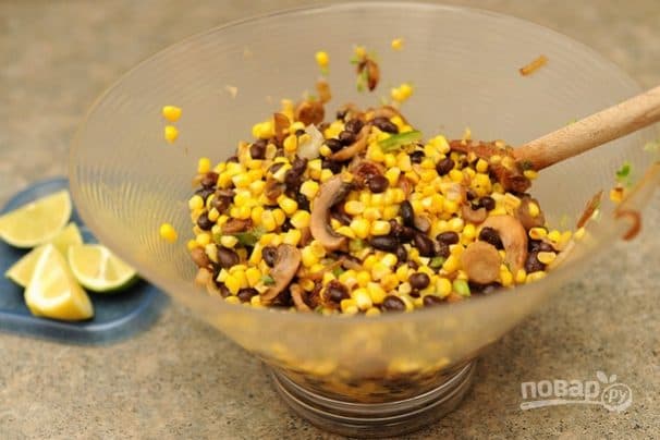 Салат с жареными грибами и кукурузой