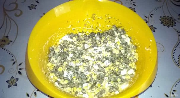 Салата з кальмарамі і гарошкам