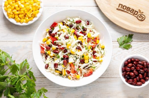 Салат з капустай, фасоллю і кукурузай