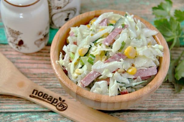 Салат з капустай, калбасай і кукурузай