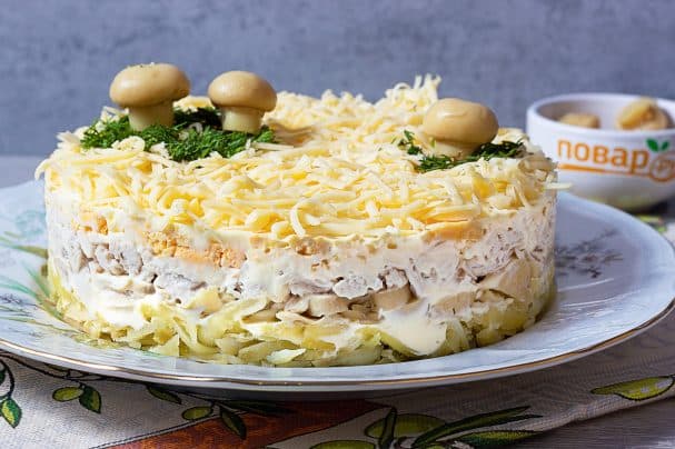 Салат з бульбой, грыбамі і курыцай