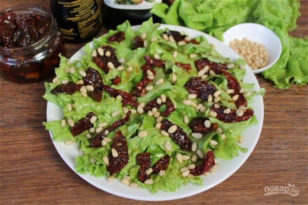 Salad with pine nuts and sun-dried tomatoes