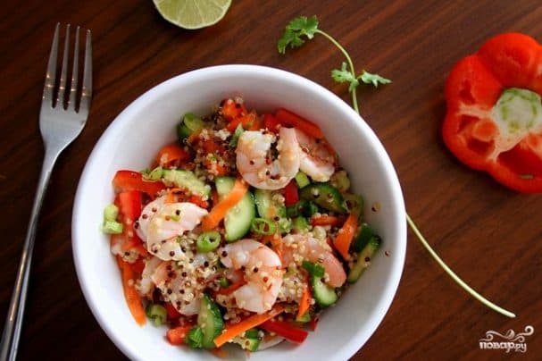 Салат с киноа и креветками