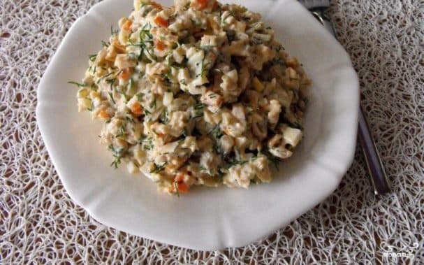 Salad with canned mushrooms