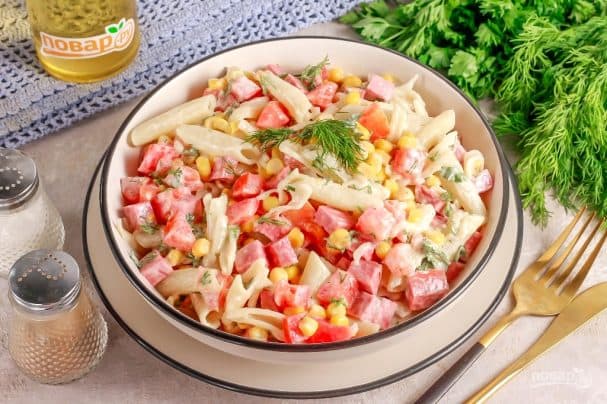 Салат з копчанай калбасай і макаронамі