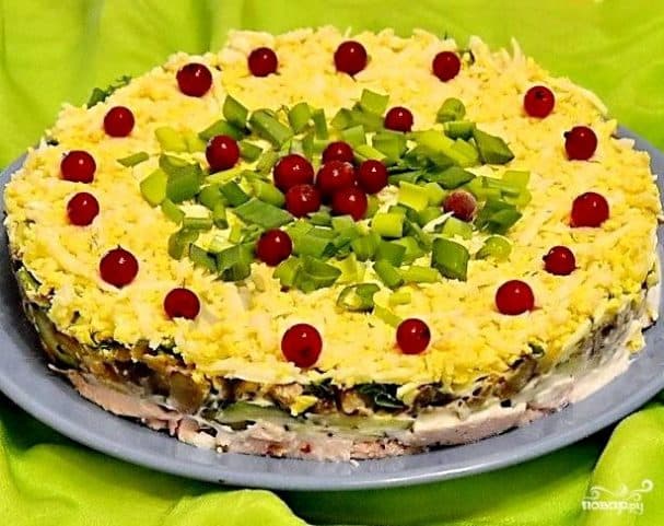 Салат із копченою куркою та грибами шарами