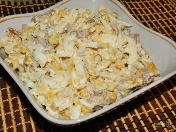 Салат з копчанай курай і кірыешкамі