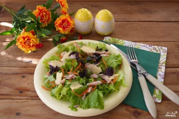 Salad with smoked chicken and Korean-style carrots
