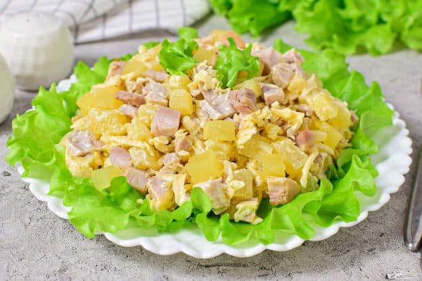 Салат с копчёной курицей и ананасами