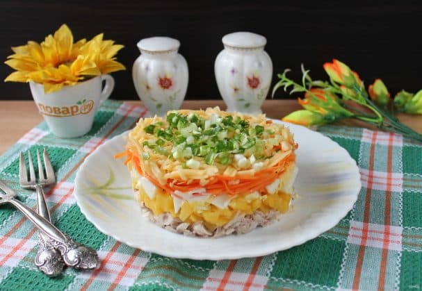 Салат з карэйскай морквой, курай і ананасамі