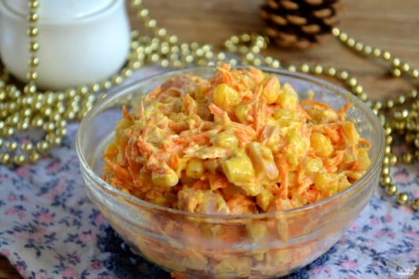 Salad with Korean-style carrots and smoked chicken