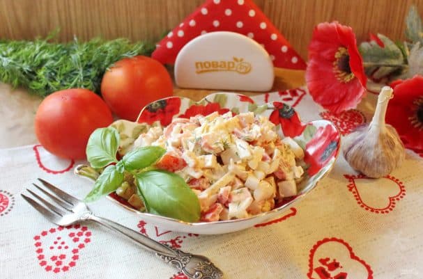 Салата з мясам краба і памідорамі