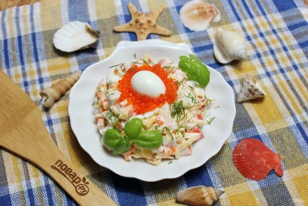 Салат з ракавымі палачкамі і ікрай