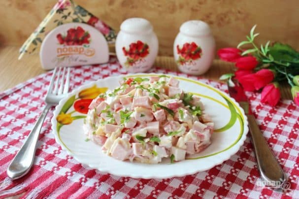 Салат з ракавымі палачкамі і калбасай