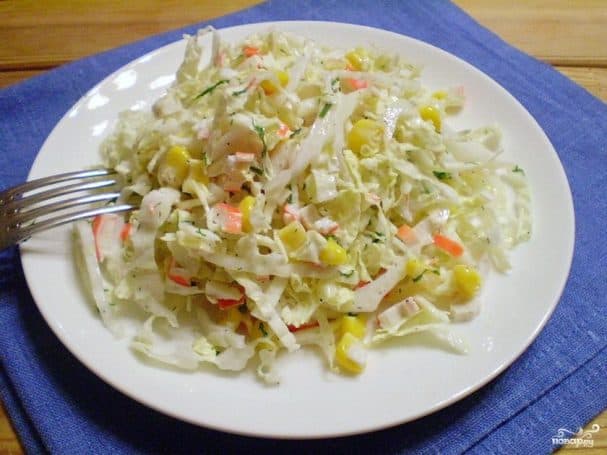 Салат з ракавымі палачкамі і кукурузай