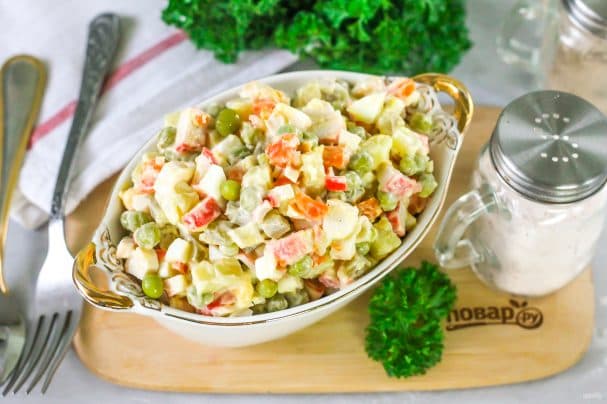 Салат с крабовыми палочками и овощами