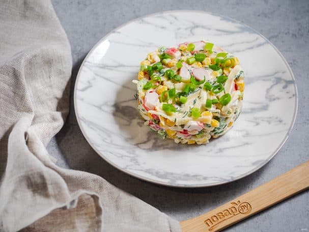 Салат з крабовими паличками, кукурудзою та сиром