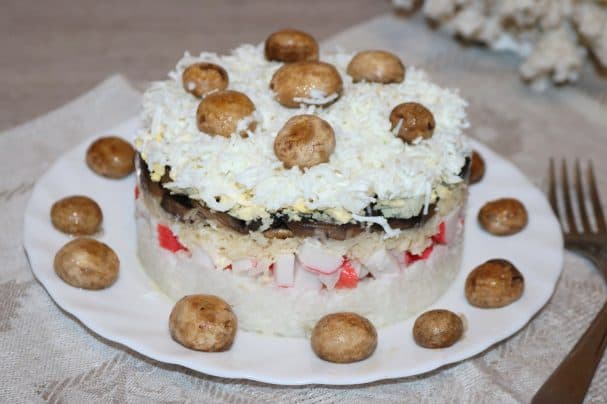 Салат з ракавымі палачкамі, рысам і грыбамі