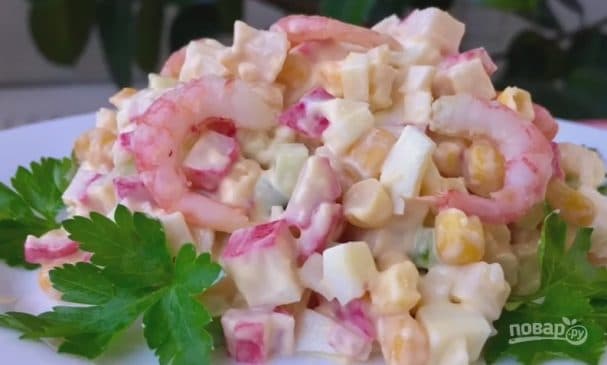 Салат з ракавымі палачкамі, крэветкамі і свежым агурком