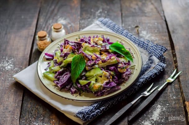 Салат с красной капустой и кукурузой