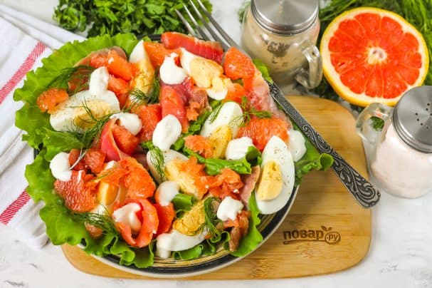 Salad with red fish and grapefruit