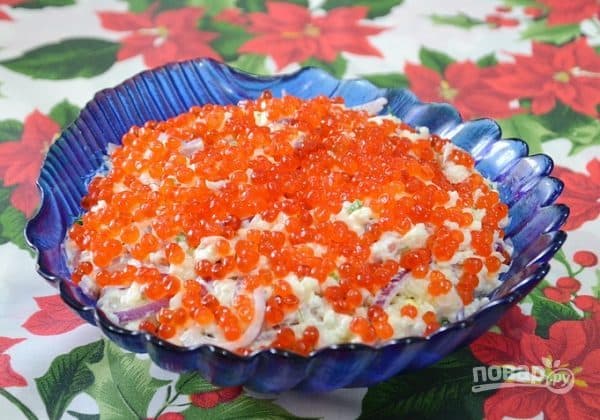 Салат с красной рыбой и икрой