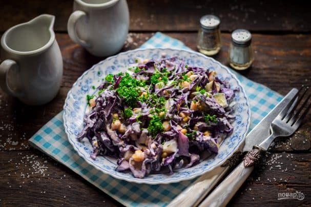 Salad with red cabbage and corn