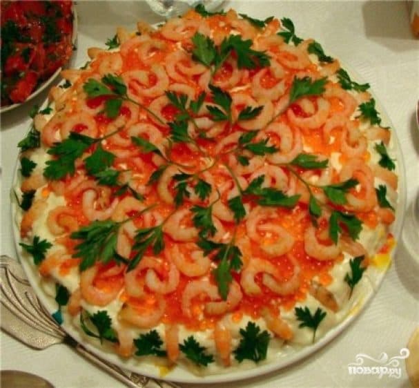 Shrimp and red caviar salad
