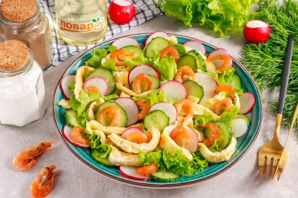 Shrimp salad with cheesy omelette