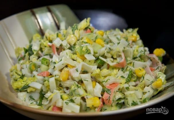 Салат з кукурузай і крабавымі палачкамі
