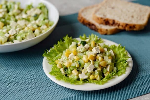Салат з кукурузай і сельдэраем