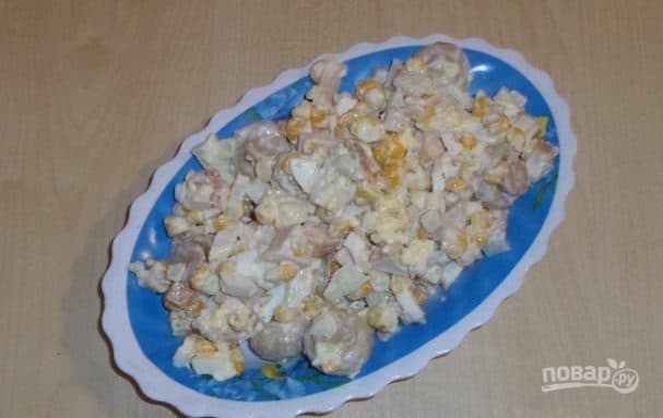 Салат с кукурузой и солеными грибами