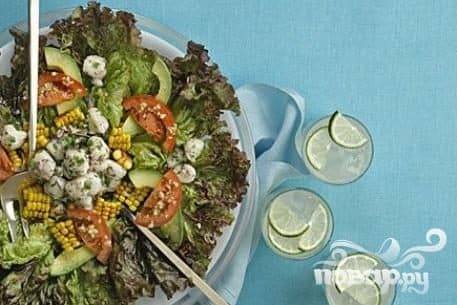 Салат с кукурузой, морскими гребешками и помидорами