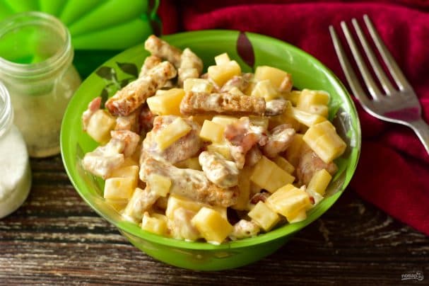 Салат з курыцай, ананасамі і сухарыкамі