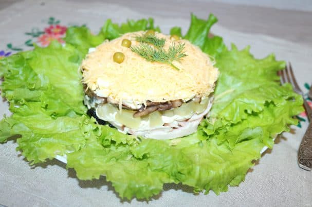 Салат с курицей, черносливом и ананасом