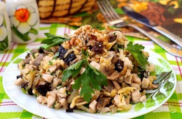 Салат з курыцай, чорнаслівам і грыбамі