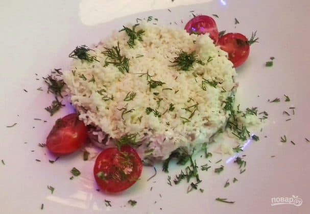 Салат з курыцай, грыбамі і воласкімі арэхамі