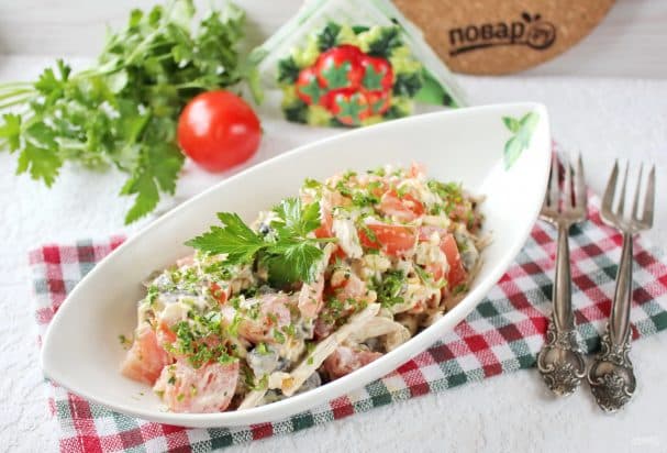 Салат з курыцай, грыбамі, сырам і памідорамі