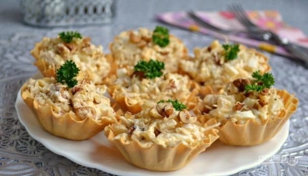 Салат з курыцай і ананасамі ў тарталетках