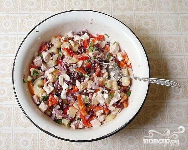 Салата з курыцай і фасоллю