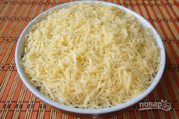 Салата з курыцай, грыбамі і сырам