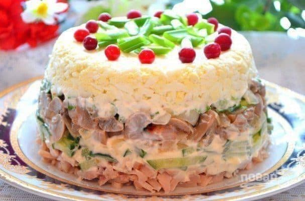 Салат с курицей и грибами слоеный