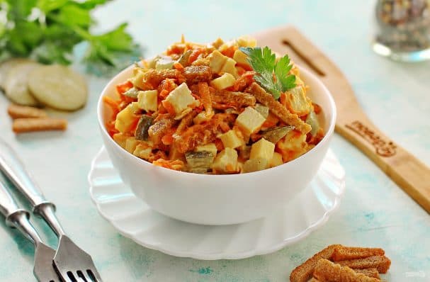 Салат з курыцай і кірыешкамі