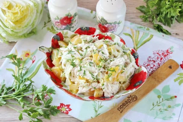 Салат з курыцай і кансерваванымі персікамі
