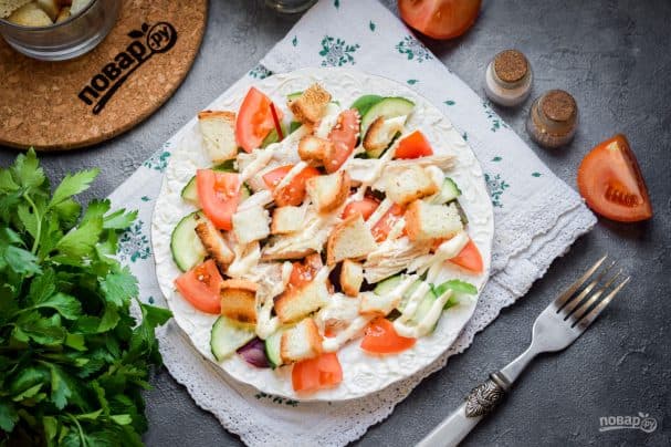 Салата з курыцай і сухарыкамі
